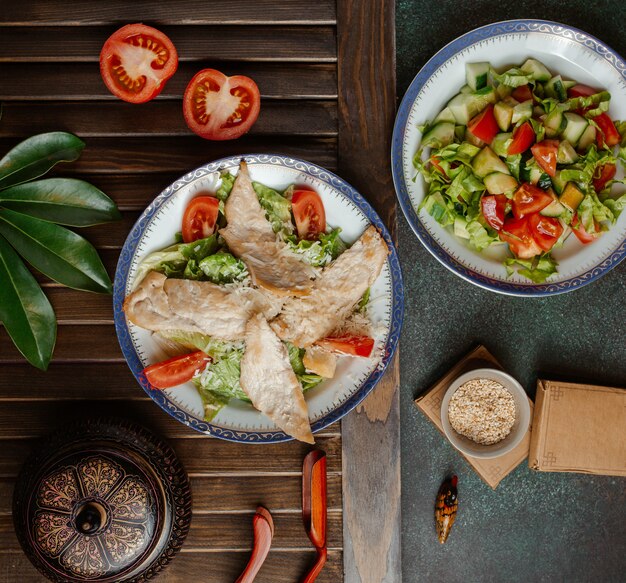 Ensalada César y de verduras con imágenes verdes.