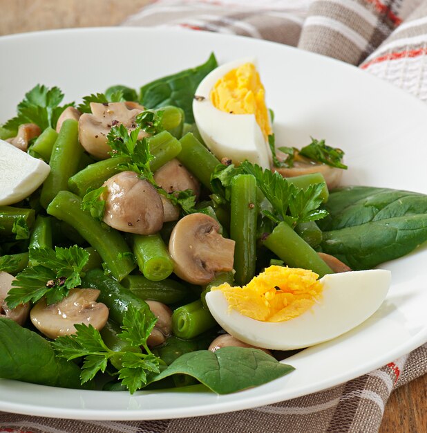 Ensalada de champiñones con judías verdes y huevos