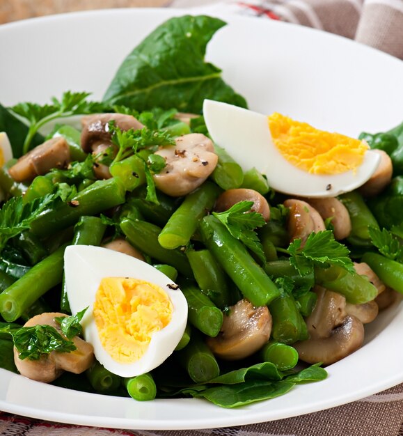 Ensalada de champiñones con judías verdes y huevos