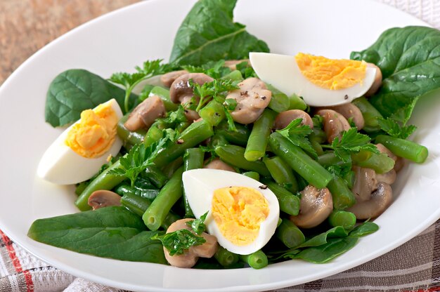 Ensalada de champiñones con judías verdes y huevos