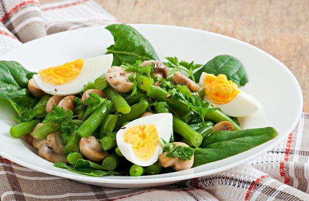 Ensalada de champiñones con judías verdes y huevos