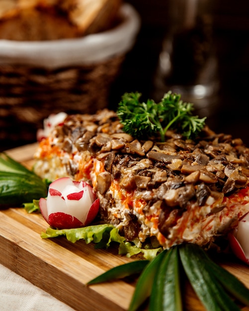 Foto gratuita ensalada con champiñones