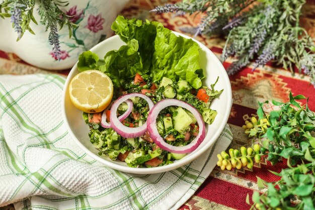 Ensalada choban con pepino, tomate, verduras y lechuga