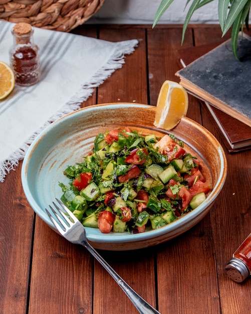 Foto gratuita ensalada choban sobre la mesa