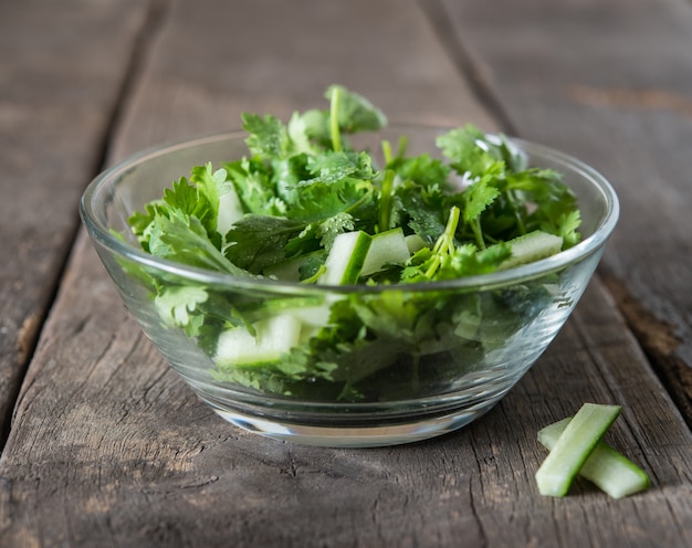 Ensalada de cilantro fresco, cilantro con ensalada de pepino. Concepto de alimentos saludables.