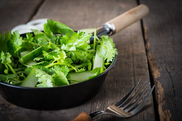 Ensalada de cilantro fresco, cilantro con ensalada de pepino. Concepto de alimentos saludables.