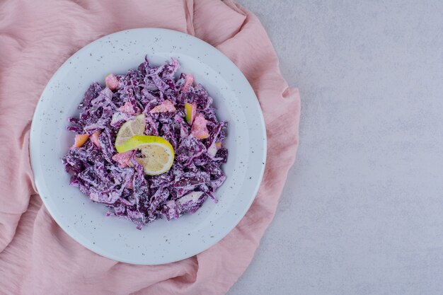 Ensalada de col y cebolla morada picada y picada