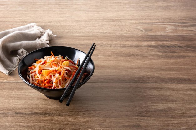 Ensalada de col china saludable en un tazón sobre una mesa de madera