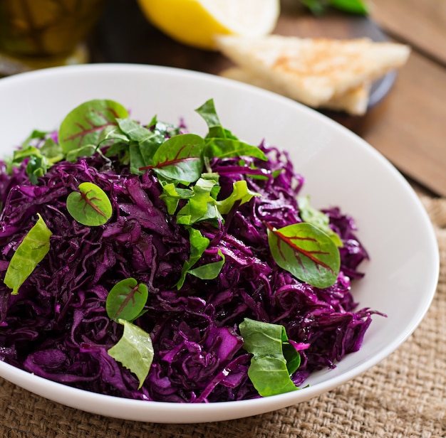 Foto gratuita ensalada de col lombarda con hierbas