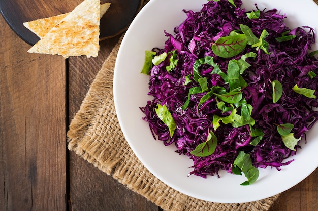 Foto gratuita ensalada de col lombarda con hierbas