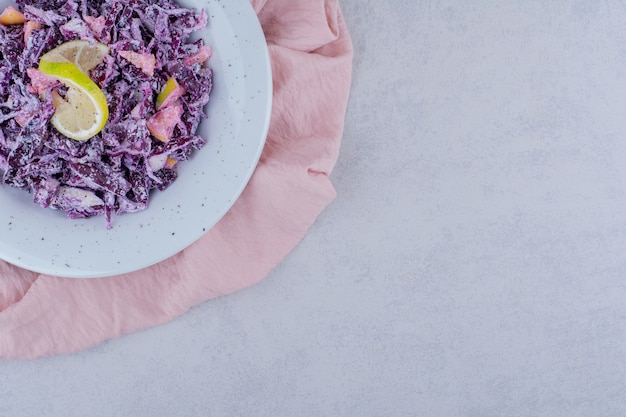 Ensalada de col morada y cebolla en un plato