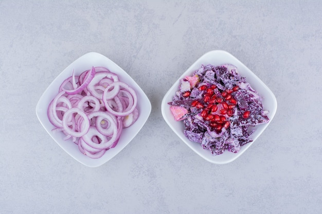 Ensalada de col morada picada y cebolla