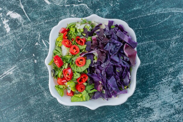 Foto gratuita ensalada de col morada picada, coliflor y hierbas.