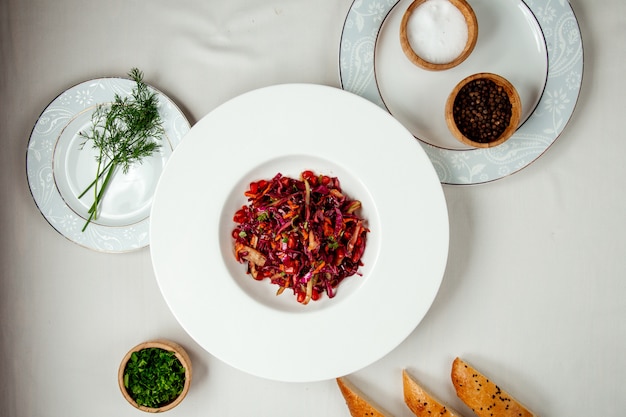 Foto gratuita ensalada de col roja sobre la mesa