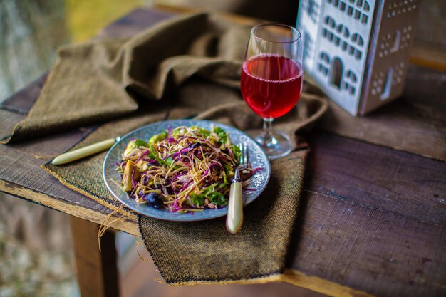 Ensalada de col sobre la mesa