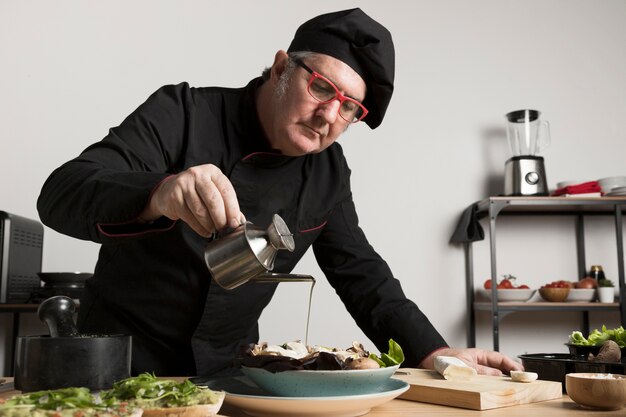 Ensalada de condimento de chef de ángulo bajo