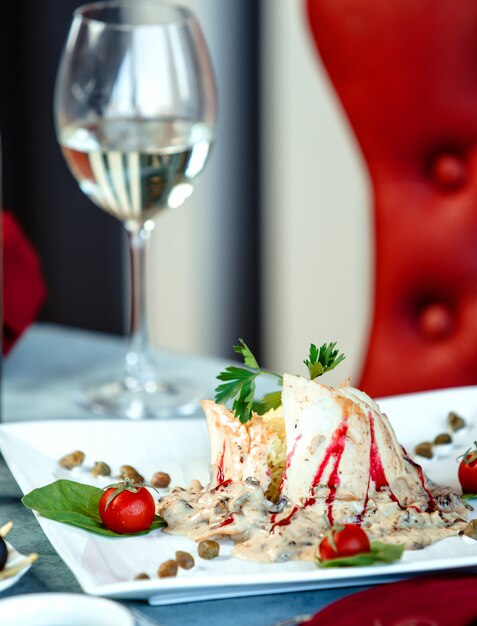 Ensalada con crema agria y vaso de agua.