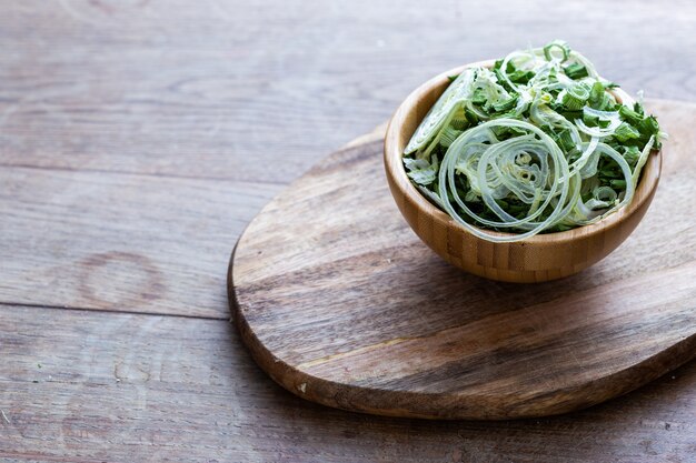 Ensalada cruda vegana de cebollas deshidratadas y otras verduras