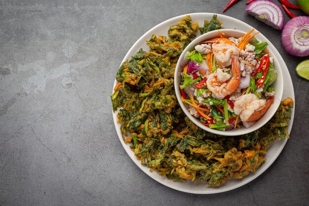 Ensalada crujiente picante de la gloria de la mañana con camarones, camarones frescos picantes, comida tailandesa.