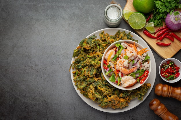 Ensalada crujiente picante de la gloria de la mañana con camarones, camarones frescos picantes, comida tailandesa.