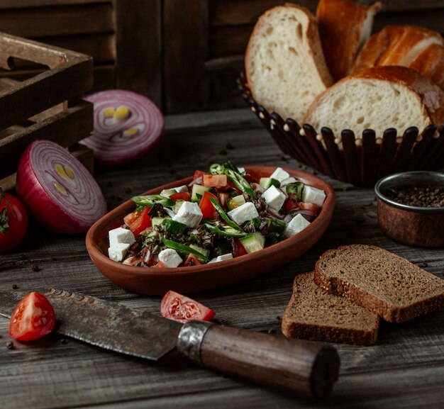 Ensalada con cubitos de queso y vegetales y hierbas