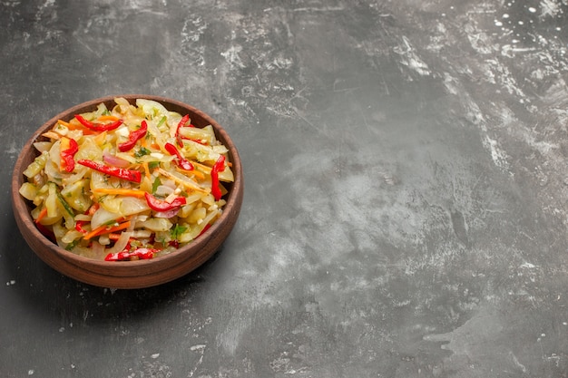 Foto gratuita ensalada cuenco de ensalada de verduras en la mesa
