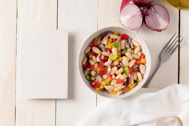 Ensalada deliciosa caja de espacio de copia de frijoles