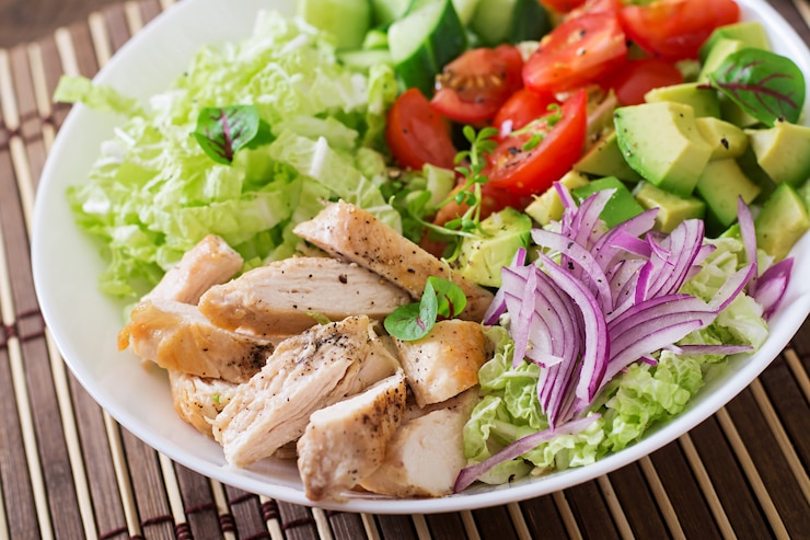 https://img.freepik.com/foto-gratis/ensalada-dietetica-pollo-aguacate-pepino-tomate-col-china_2829-14852.jpg?w=740