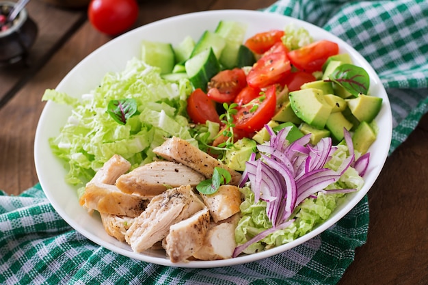 Foto gratuita ensalada dietética con pollo, aguacate, pepino, tomate y col china