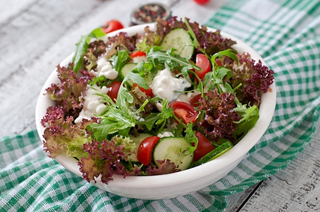 Ensalada dietética útil con requesón, hierbas y verduras.