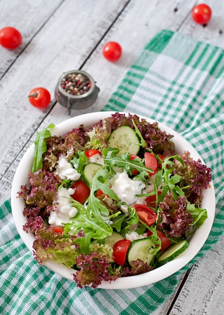 Foto gratuita ensalada dietética útil con requesón, hierbas y verduras.