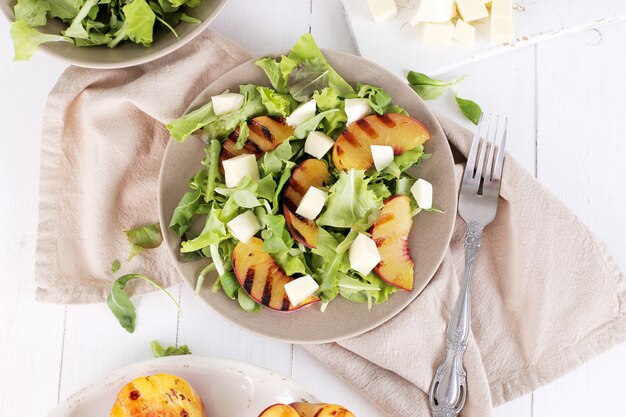 Ensalada de duraznos a la parrilla, rúcula y queso mozzarella