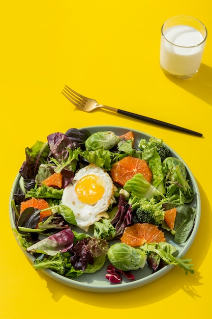 Foto gratuita ensalada ecológica con huevo sobre la mesa