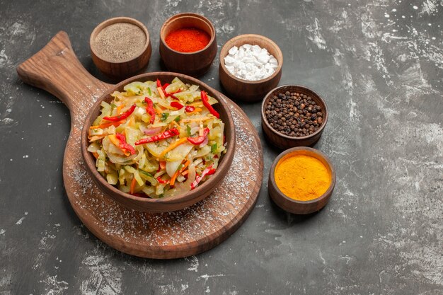 ensalada una ensalada apetitosa en el tablero especias de colores