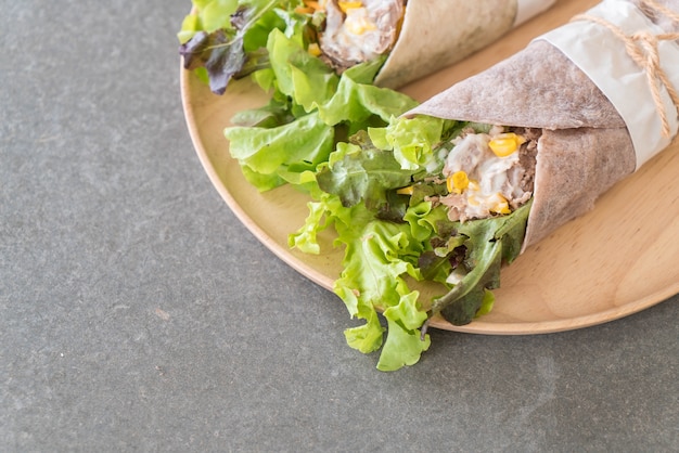 Foto gratuita ensalada de ensalada con ensalada de maíz de atún