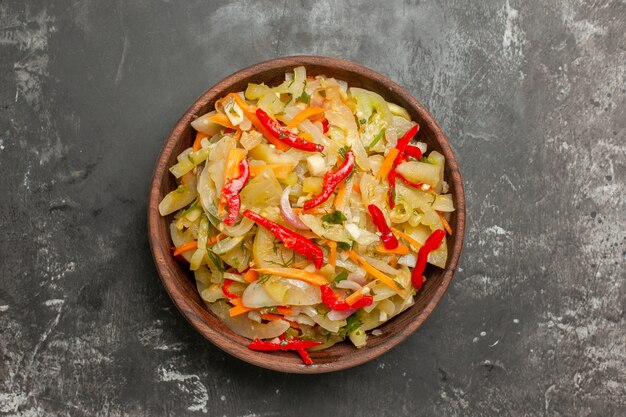 Ensalada de ensalada de verduras en primer plano superior en la mesa