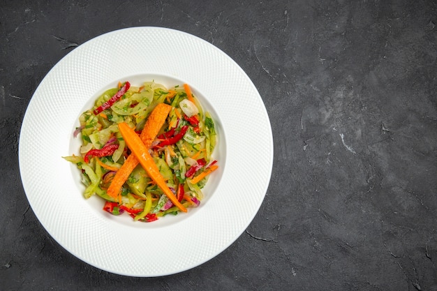 Foto gratuita ensalada ensalada con zanahorias pimientos