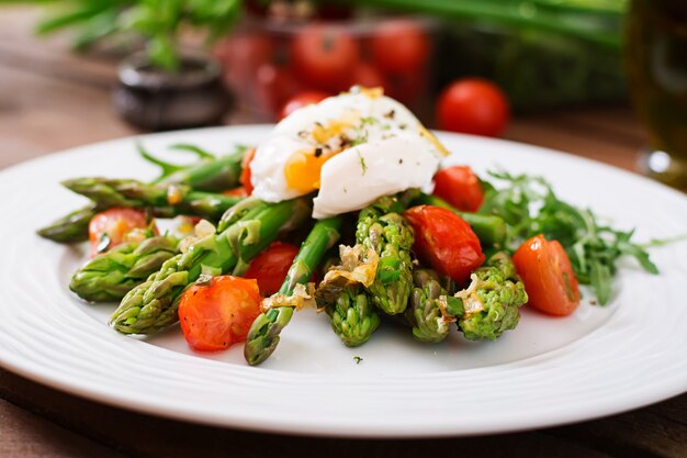 Ensalada de espárragos, tomates y huevo escalfado