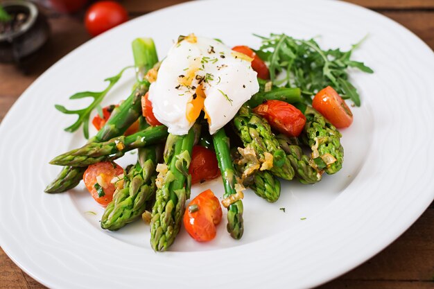 Ensalada de espárragos, tomates y huevo escalfado