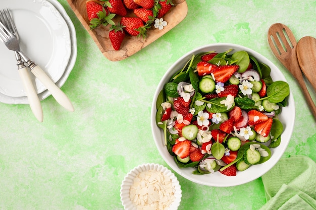 Ensalada de espinaca de fresa sobre un fondo verde