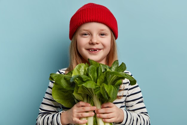 Ensalada de explotación niña feliz