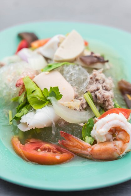 Ensalada de fideos de mariscos picante