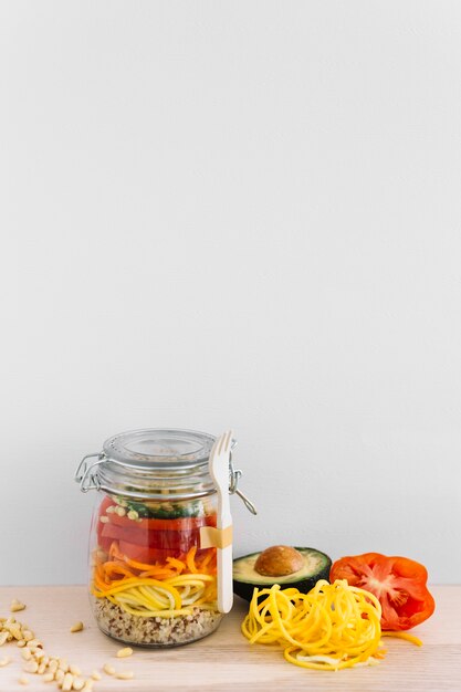 Ensalada fresca de aguacate; tomate; Semillas de maíz y fideos en tarro