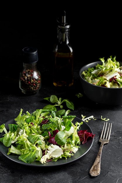 Ensalada fresca de alto ángulo en mesa oscura