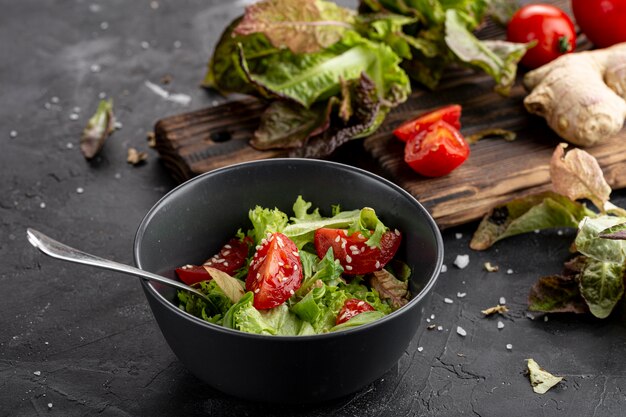 Ensalada fresca de alto ángulo en un tazón oscuro