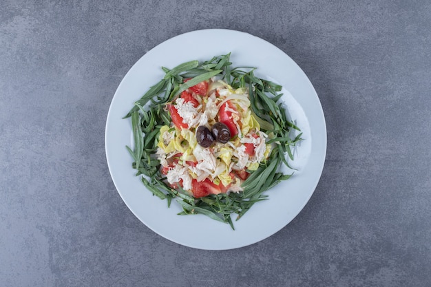 Foto gratuita ensalada fresca apetitosa en un plato blanco.