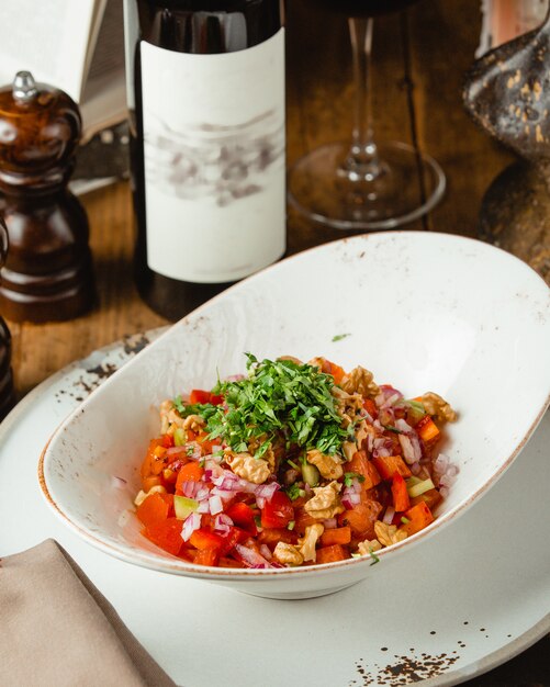 Ensalada fresca de mangal con vino