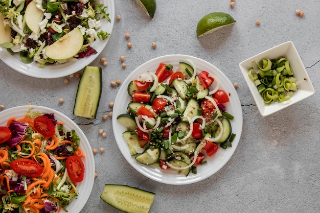 Foto gratuita ensalada fresca en la mesa con aguacate al lado