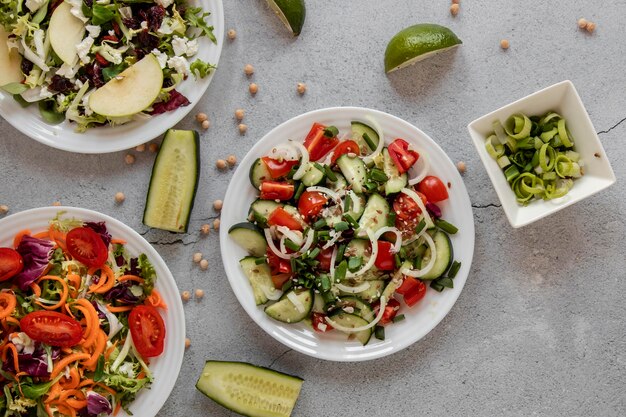 Ensalada fresca en la mesa con aguacate al lado