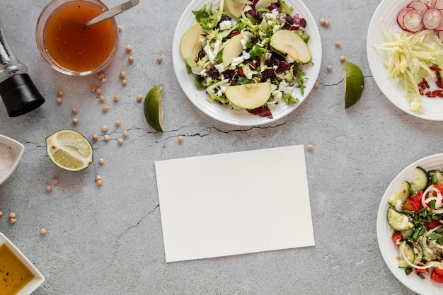 Ensalada fresca en mesa con limón